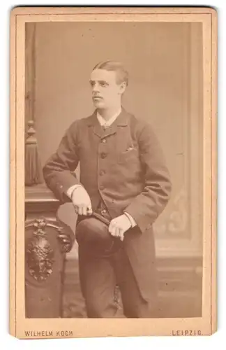 Fotografie Wilhelm Koch, Leipzig, Zeitzerstrasse 41, Junger Mann im Sonntagsstaat mit Hut in der Hand