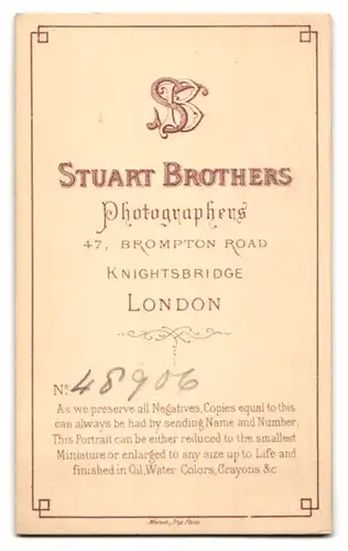 Fotografie Stuart Brothers, London, 47 Brompton Road, Junge Dame mit Medaillon in tailliertem Kleid