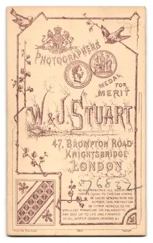 Fotografie Stuart Brothers, London, 47 Brompton Road, Ältere Dame mit floral verzierter Haube und Häkelstola