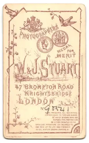 Fotografie Stuart Brothers, London, 47 Brompton Road, Junge Dame mit Mittelscheitel und breitem Spitzenkragen