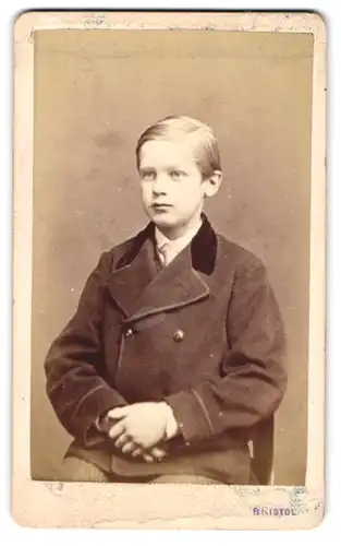 Fotografie M. Guttenberg, Bristol, 17 Royal Promenade, Junge mit Seitenscheitel in weiter Jacke mit Samtkragen