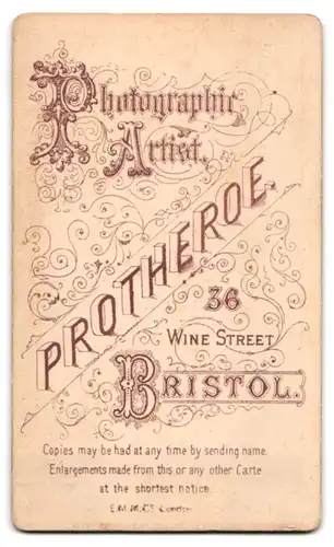 Fotografie Protheroe, Bristol, 36 Wine Street, Junge Frau mit strengem Mittelscheitel in tailliertem Kleid