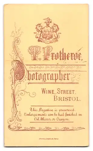 Fotografie Protheroe, Bristol, 36 Wine Street, Dame mit Flechtfrisur im Sonntagskleid