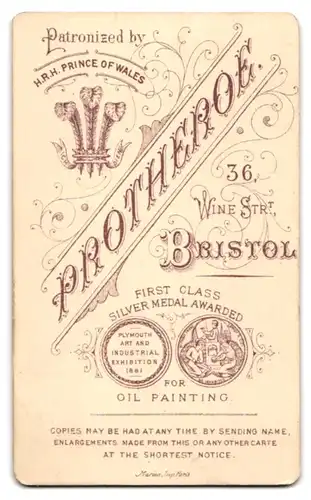 Fotografie Protheroe, Bristol, 36 Wine Street, Junge Dame mit Stirnlocken und Medaillon an Gliederkette