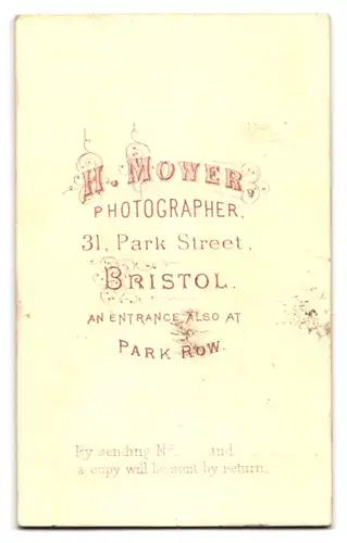 Fotografie H. Mower, Bristol, 31 Park Street, Dame mit weisser Spitzenhaube im Sonntagsstaat