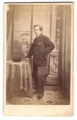 Fotografie The London School of Photography, London, Newgate Street 103, Junge mit abstützenden Händen