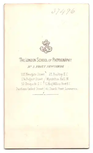 Fotografie The London School of Photography, London, Newgate Street 103, junger Herr im Mantel