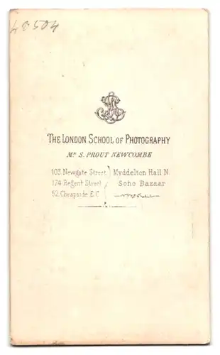 Fotografie S. Prout Newcombe, London, Newgate Street 103, älterer Herr mit Vollbart und Buch