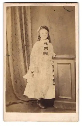 Fotografie H. Mower, Exeter, South Street 27, junges Mädchen mit Schleifen am Kleid