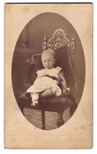 Fotografie R. Clennett, West Hartlepool, Lynn-Street 25, niedliches Kleinkind auf pompösem Stuhl