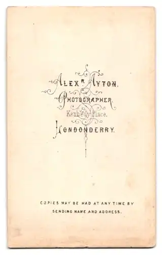 Fotografie Alex. R Ayton, Londonderry, Kennedy Place, Dame mit grosser Perlenkette