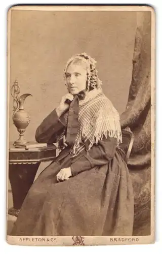 Fotografie Appleton & Co., Bradford, Horton Lane, ältere Dame mit Schultertuch und Haube