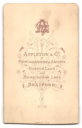 Fotografie Appleton & Co., Bradford, Horton Lane, ältere Dame mit Schultertuch und Haube