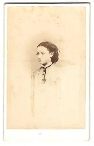Fotografie J. Jackson, Rochdale, Walk, Portrait eines jungen Mädchens mit hintergestecktem Haar