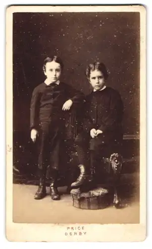 Fotografie J. W. Price, Derby, Babington Lane, 2 Kinder in dunklen Anzügen