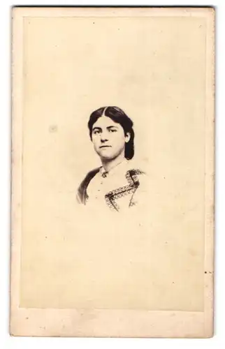 Fotografie J. Magill, Belfast, Donegall Place, Portrait einer jungen Dame mit Brosche