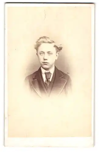 Fotografie E. Cunningham, Norwich, St. Benedict's Gates, Junger Mann mit Haartolle