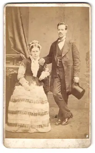 Fotografie W. H. Moore, Bristol, Merchant Street, edel gekleidetes Ehepaar, Herr mit Zylinder
