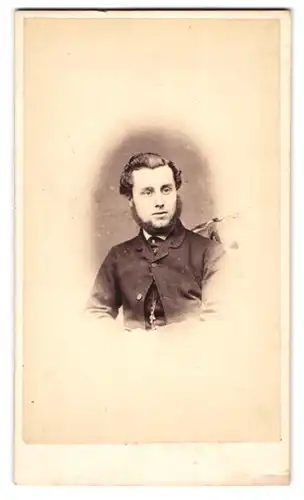 Fotografie G. Beales, Ort unbekannt, Portrait eines jungen Mannes mit Seemannsbart