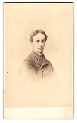 Fotografie R. H. Preston, Penzance, Portrait eines jungen Herrn im Mantel