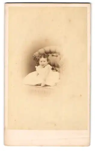 Fotografie H. J. Mocket, Broadstairs, Albion Street, süsses Kleinkind im Kleid auf einem Sessel
