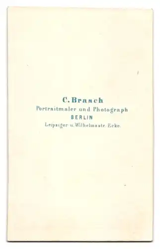 Fotografie C. Brasch, Berlin, Leipziger Ecke Wilhelmstrasse, junger Herr mit Schnauzer und Kinnbart