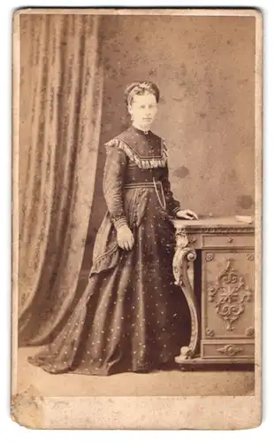 Fotografie J. Adamson, Rothesay, Victoria Street, junge Dame in gepunktetem Kleid mit Schoss