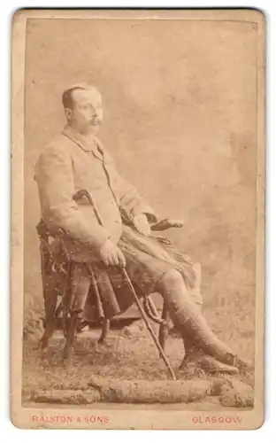 Fotografie Ralston & Sons, Glasgow, 141 Sauchiehall Street, mittelalter Herr in Tracht mit Kilt