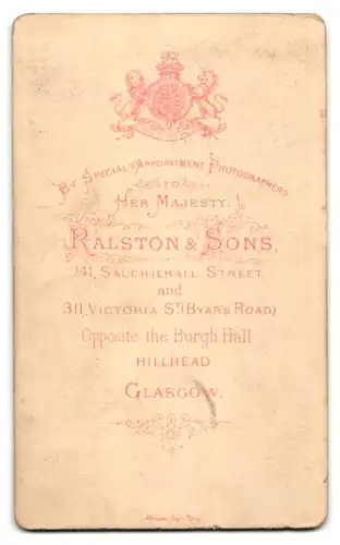 Fotografie Ralston & Sons, Glasgow, 141 Sauchiehall Street, mittelalter Herr in Tracht mit Kilt