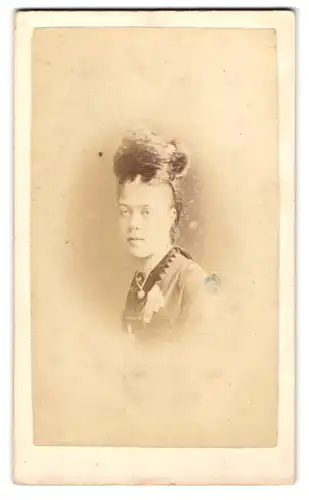 Fotografie C. Hawkins, Brighton, 32. & 38. Preston Street, junge Frau mit hohem Kopfputz auf Flechtfrisur