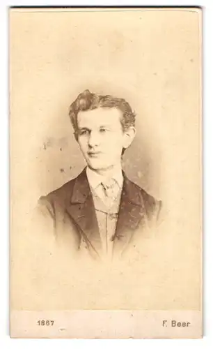 Fotografie F. Beer, Wien, Hauptstr.1, Portrait junger Mann mit Haartolle