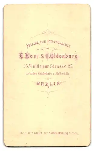 Fotografie H. Cost & C. Oldenburg, Berlin, Waldemarstr. 25, Herr mit Zwirbelbart im Anzug