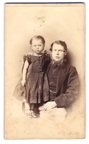 Fotografie unbekannter Fotograf und Ort, stolzer Vater mit Tochter