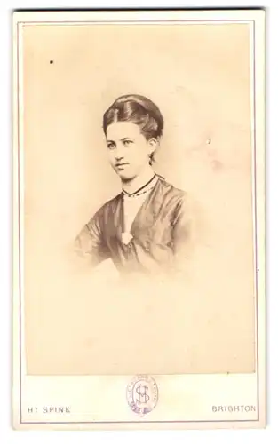 Fotografie Henry Spink, Brighton, 109. Westernroad, junge Frau mit hochgestecktem Haar