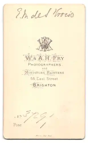 Fotografie W. & A. H. Fry, Brighton, 68. East Street, Junge Frau mit Häubchen