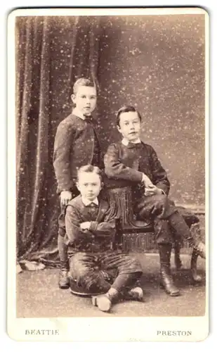 Fotografie Beattie, Preston, 10 Chapel Street, Drei Jungen im Anzug