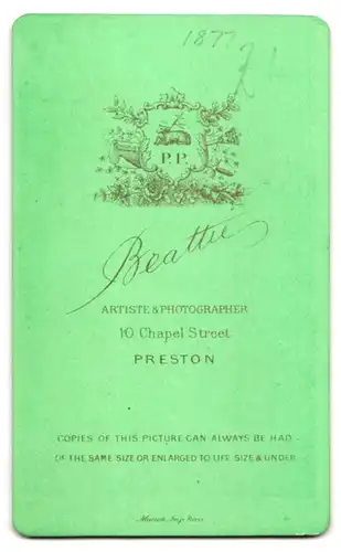 Fotografie Beattie, Preston, 10 Chapel Street, Drei Jungen im Anzug