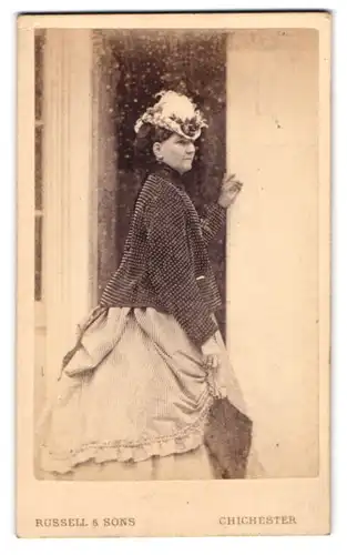 Fotografie Russel & Sons, Chichester, East Street, Dame im Kleid mit Hut und Schirm