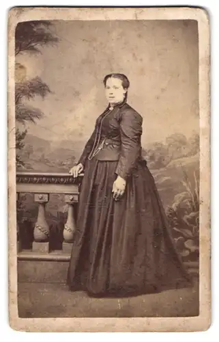 Fotografie C. Haberer, Accrington, Barnes Street, Dame mit Zöpfen in Kleid mit Uhrenkette