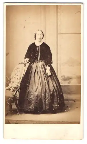 Fotografie Preston & Poole, Penzance, bürgerliche Frau in langem Kleid mit Kette