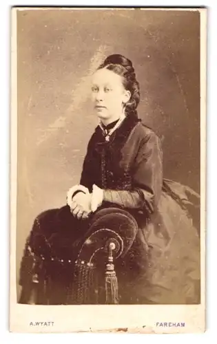 Fotografie A. Wyatt, Fareham, Junge Frau mit den Unterarmen auf eine Stuhllehnegestütz