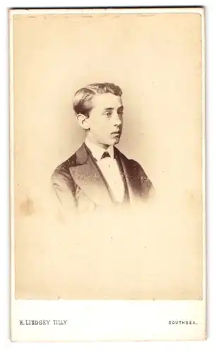 Fotografie H. Lindsey Tilly, Southsea, Norfolk Street, Portrait junger Mann im feinen Anzug