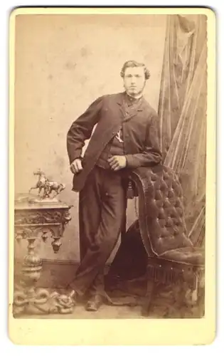 Fotografie W. A. Smith, Ipswich, 18 Brook Street, Herr mit Kinnbart lässig an hohem Stuhl lehnend
