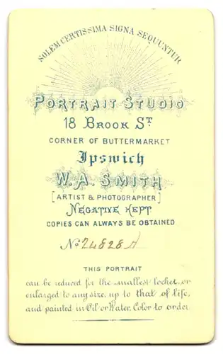 Fotografie W. A. Smith, Ipswich, 18 Brook Street, Herr mit Kinnbart lässig an hohem Stuhl lehnend