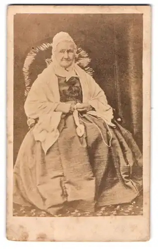 Fotografie unbekannter Fotograf und Ort, ältere Dame mit Haube und Strickzeug