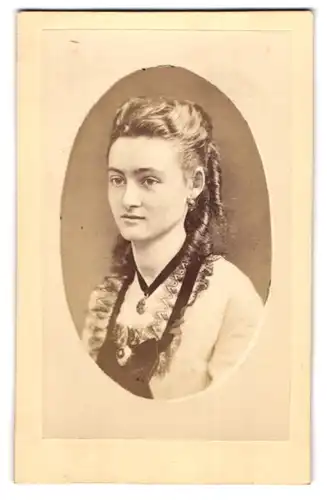 Fotografie H. Kost & C. Oldenburg, Berlin, Waldemar-Strasse 25, Junge Frau mit Samtkette und langen Locken