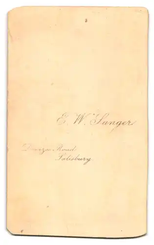 Fotografie E. W. Langer, Salisbury, Devizes Road, süsses kleines Mädchen mit Blumenkorb