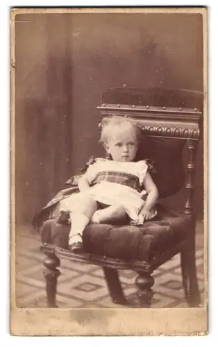 Fotografie R. C. Lennett, West Hartlepool, 25 Lynn Street, Kleinkind im Kleid mit ängstlich-erstauntem Blick