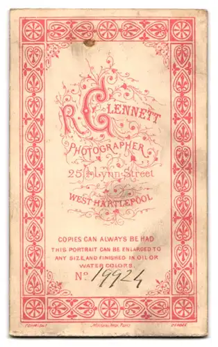 Fotografie R. C. Lennett, West Hartlepool, 25 Lynn Street, Kleinkind im Kleid mit ängstlich-erstauntem Blick