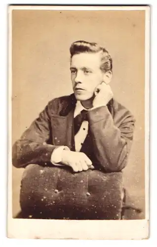 Fotografie Photographic Company, Liverpool, 12. Lord Street, Junger Mann mit Haartolle in Denkerpose